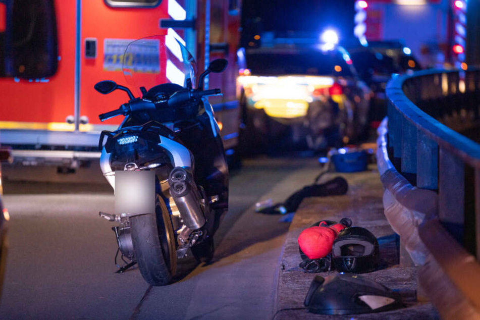 Eine der beiden schwer verletzten Personen wurde in ein Krankenhaus gebracht, die andere verstarb noch an der Unfallstelle.