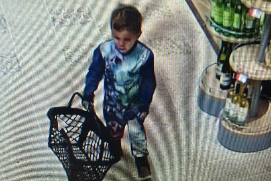 Der kleine Junge (fünf bis sieben Jahre) wurde auf einem Parkplatz plötzlich überfallen.