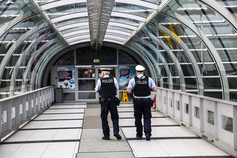 Am Dresdner Flughafen wurde ein 30-Jähriger angetroffen, gegen den ein Haftbefehl läuft. Er musste eine Geldstrafe bezahlen, um einen Gefängnisaufenthalt abzuwenden. (Symbolbild)