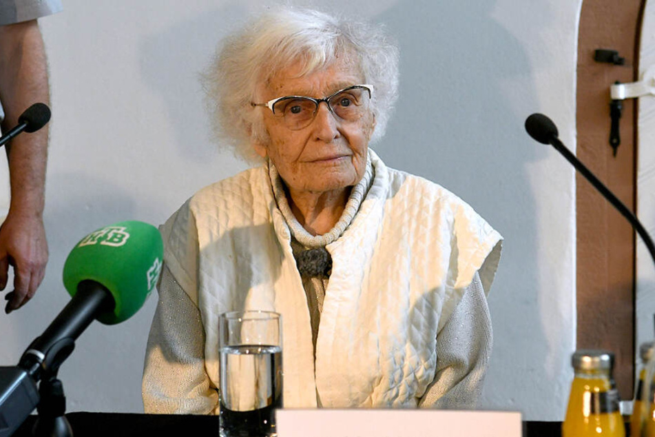 Die 100-jährige Lisel Heise sitzt während einer Pressekonferenz an einem Tisch und beantwortet die Fragen der Journalisten (Archivbild).