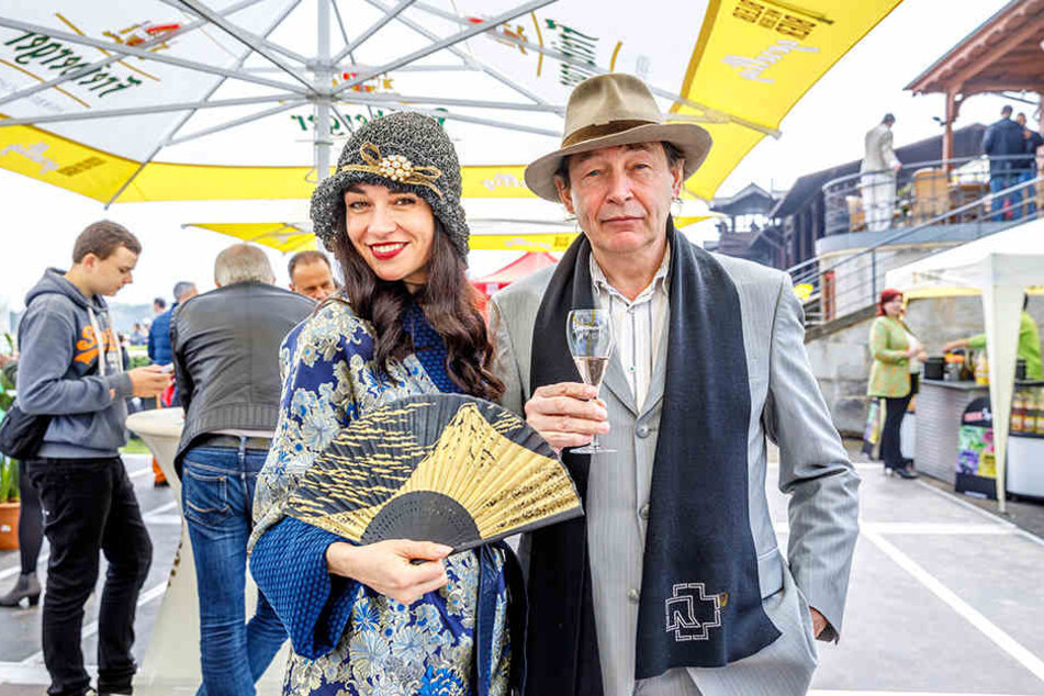 Künstler Holger John (57) kam mit Muse Lidia Valenta. Hut und Garderobe der
Sängerin wurden prämiert.
