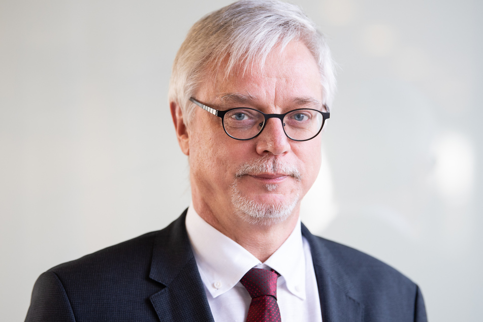 Sachsens DGB-Vorsitzender Markus Schlimbach (57) klärt über das Weihnachtsgeld auf: Gesetzliche Regelungen gibt es nicht.