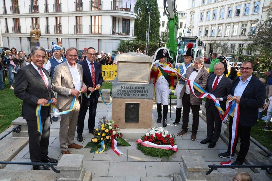 Das sanierte Denkmal für Fürst Józef Antoni Poniatowski in Leipzig erinnert an den polnischen General und Marschall von Frankreich. Durch die Sprengung einer Brücke über die Weiße Elster war ihm nach der Völkerschlacht 1813 der Rückweg abgeschnitten worden. Beim Versuch, das Gewässer zu überqueren, ertrank Poniatowski.