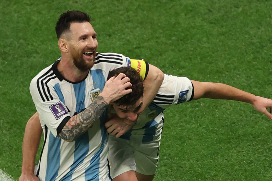 Lionel Messi (l.) und Julian Alvarez bejubeln den Treffer.
