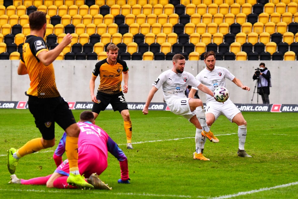 Das 3:0 für Dynamo: Pascal Sohm (l.) spielt den Ball in die Mitte, wo Ex-Bundesliga-Profi Marc Stendera (2.v.r.) klären will, das Leder aber ins eigene Tor lenkt.