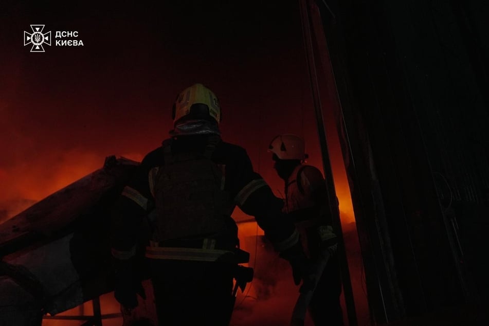 Feuerwehrleute an der Einschlagsstelle. Der jüngste Raketenbeschuss auf Kiev forderte ein Todesopfer.