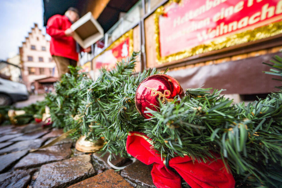 "Ich möchte, dass es wieder Weihnachts-Märkte gibt", sagte Bouffier als Beispiel für mögliche Veranstaltungen unter Corona-Bedingungen.