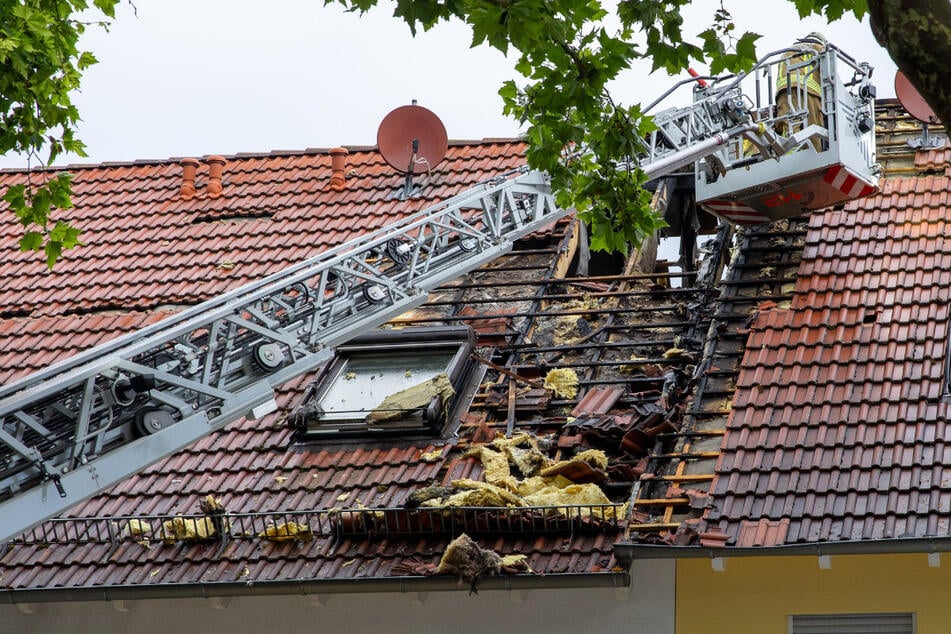 Vermutlich durch einen Blitzeinschlag kam es zu dem Dachstuhlbrand, der sich auf benachbarte Häuser ausbreiten konnte.