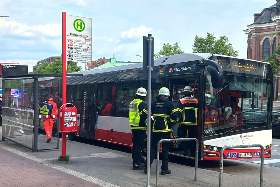 Bei der Notbremsung eines Linienbusses in Hamburg wurden am Samstag fünf Personen verletzt.