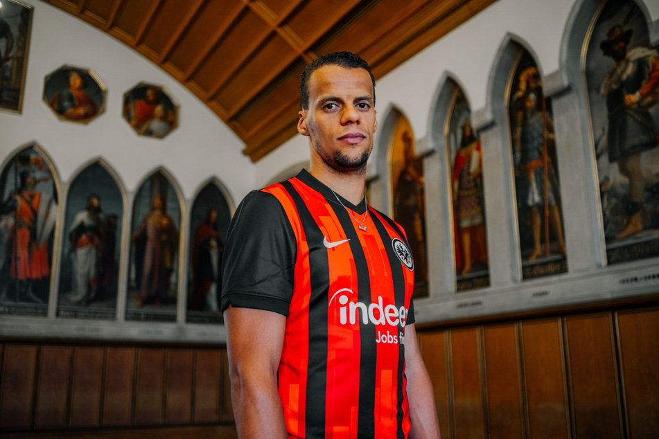 Timothy Chandler (30) präsentiert das neue Heim-Trikot der Eintracht im Frankfurter "Römer" vor.