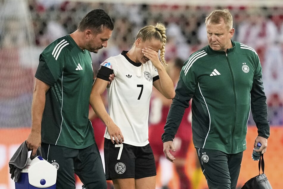 Unter Tränen verließ Giulia Gwinn (26, M.) nach ihrer Verletzung den Platz.