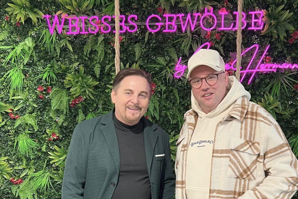 Für den Semperopernball wurde Maik Zeuge von Uwe Herrmann (63, l.) im Weißen Gewölbe eingekleidet.