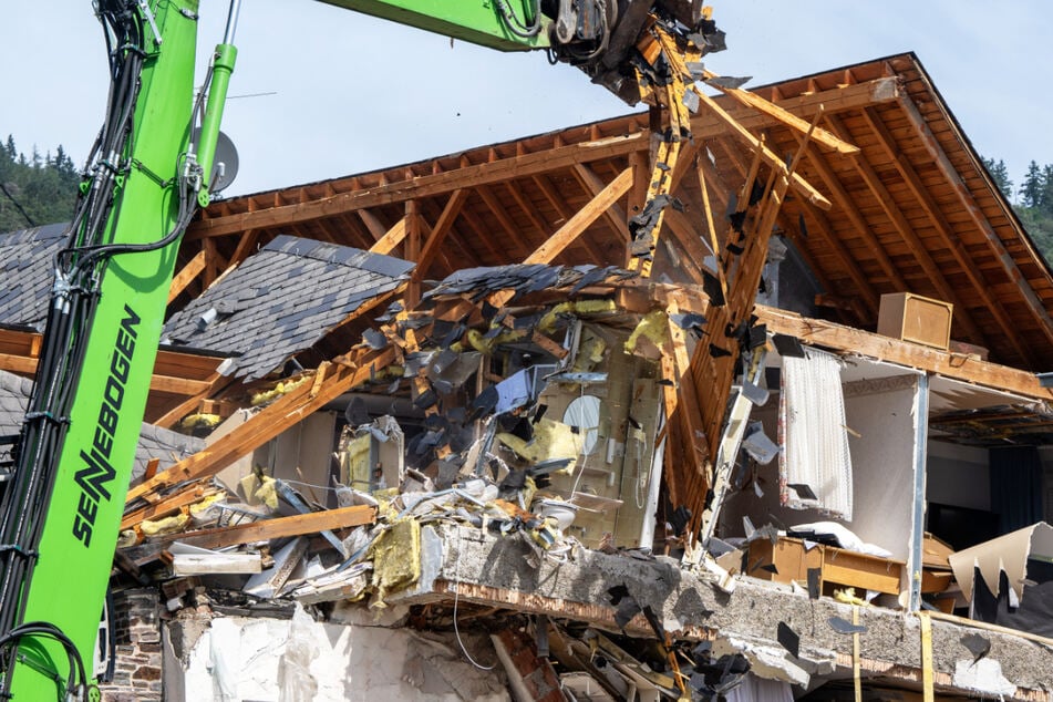 Die Ruine eines zum Teil eingestürzten Hotels in Kröv wird abgerissen - dabei soll auch der letzte Leichnam unter den Trümmern geborgen werden.