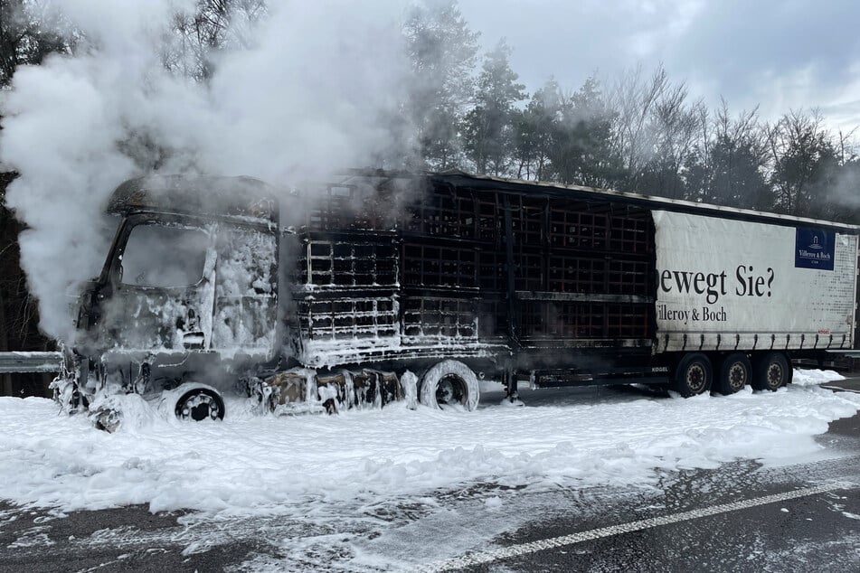 Zunächst hatte ein Sattelzug wohl wegen eines geplatzten Reifens auf der A6 Feuer gefangen und war komplett ausgebrannt.