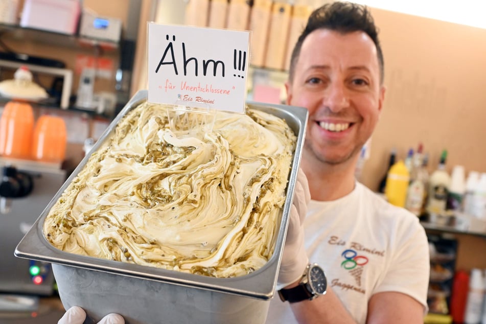Besitzer und Erfinder Alessandro Cimino präsentiert: Das "Ähm"-Eis für alle Unentschlossenen!