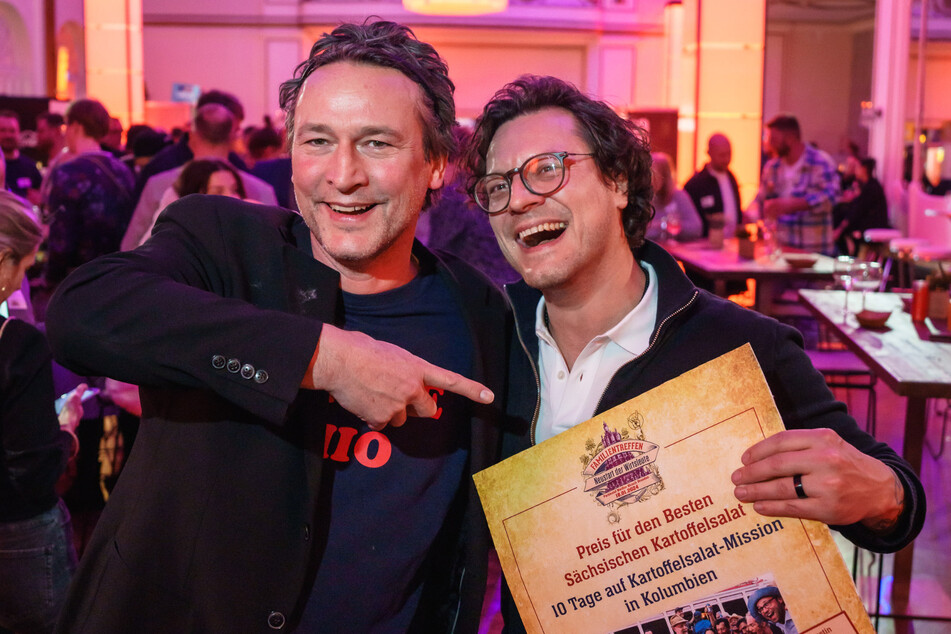 Bar-Chef Stephan Herz (50) freut sich über den Kartoffelsalat-Sieg seines "Opera"-Partners Benjamin Biedlingmaier (38, r.)