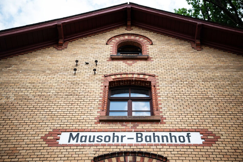 Dieser Bahnhof sieht unscheinbar aus, doch im Inneren ist richtig was los