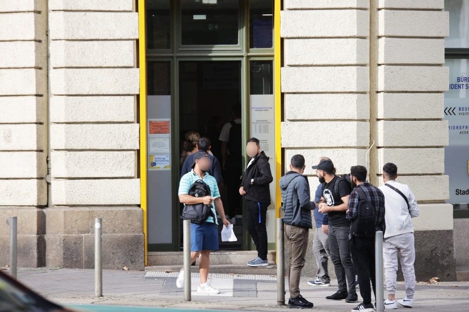Vor den Leipziger Bürgerämtern bilden sich lange Schlangen von Menschen, die versuchen, noch einen Termin zu ergattern.