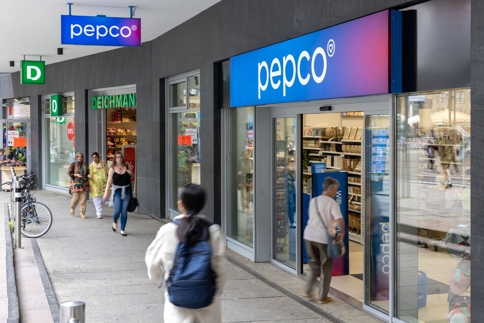 Plötzlich war die Tür offen: Die neue Pepco-Filiale lockte bereits am Mittwoch erste Kunden an.