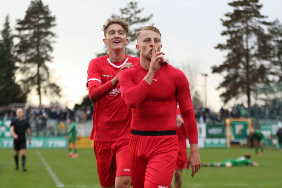 Theo Martens (21, r.) provozierte mit seiner Jubel-Geste nicht nur die Chemie-Fans.