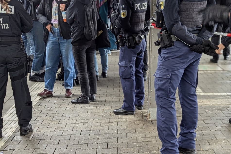 Von rund 80 Personen haben die Beamten am Hauptbahnhof die Personalien aufgenommen.