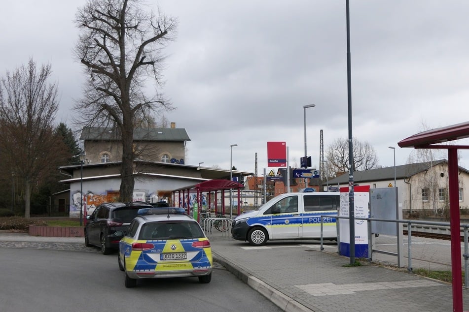 Polizeifahrzeuge stehen am Bahnhof in Beucha. Hier wurden ebenfalls Signale manipuliert.