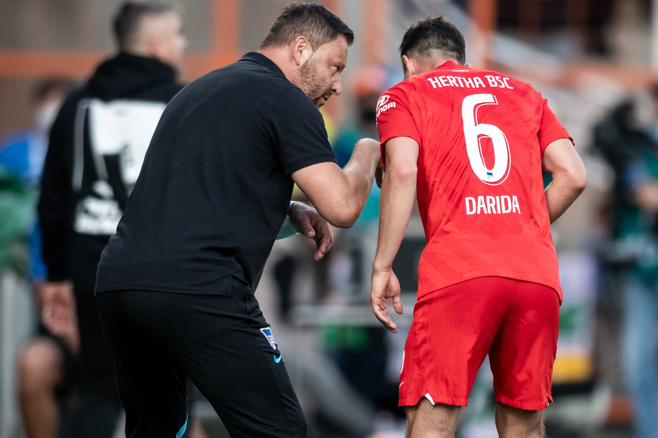 Ohne Vladimir Darida (31, r.) hapert es im Mittelfeld der Hertha. Gegen den FC Augsburg muss Trainer Pál Dárdai (45) aber noch auf ihn verzichten.