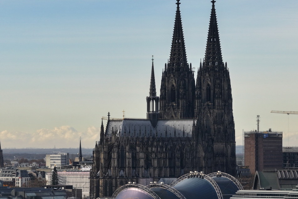 Der Kölner Dom zählt zu den absoluten Touristen-Hotspots in Deutschland: Über sechs Millionen Menschen kommen jährlich in die Rhein-Metropolen, um das imposante Bauwerk zu bestaunen.