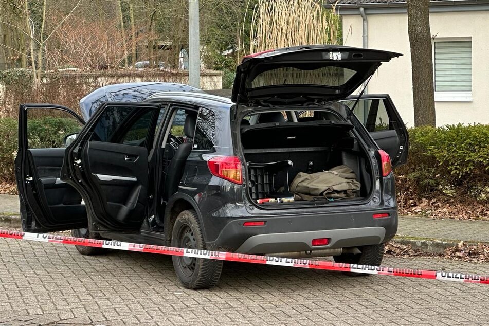 Im mutmaßlichen Wagen des Tatverdächtigen wurde Munition sowie ein griffbereiter Molotowcocktail gefunden.