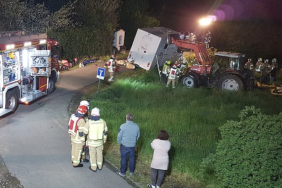 Köln: Heikler Einsatz: Pferdetransporter droht mit Gaul in den Graben zu stürzen