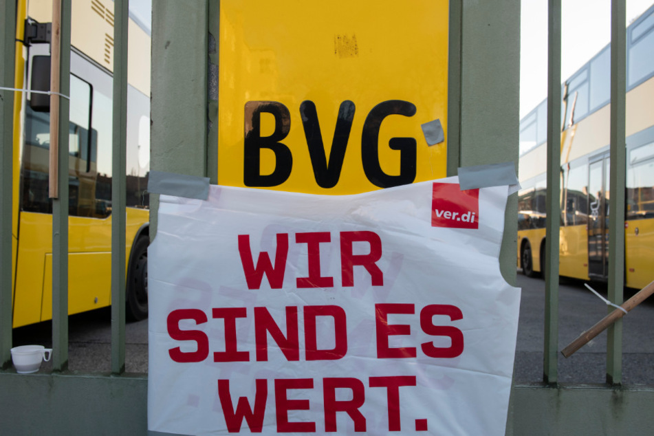 Beschäftigte der BVG legen am Dienstag ihre Arbeit nieder. (Archivbild)