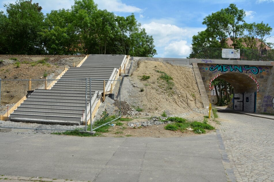 Die Treppe hoch zum Bahndamm am Polygraphplatz nahe der alten Karl-Krausefabrik ist fast fertig - nur das Geländer fehlt noch.