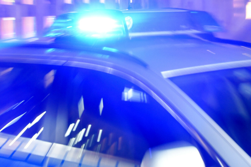 Den vom Unfallort geflohenen BMW-Fahrer (42) erwischte die Polizei an seiner Wohnanschrift in Kassel. (Symbolbild)