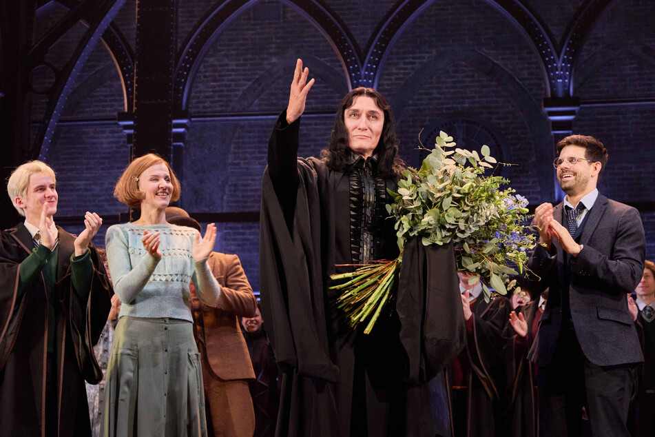 Zur erfolgreichen Premiere bekam Oliver Masucci (55) am Donnerstagabend einen riesigen Strauß lila Blumen überreicht. Und auch seine Kollegen gratulierten ihm, rechts unter anderem "Harry Potter"-Darsteller Josef Ellers (36).