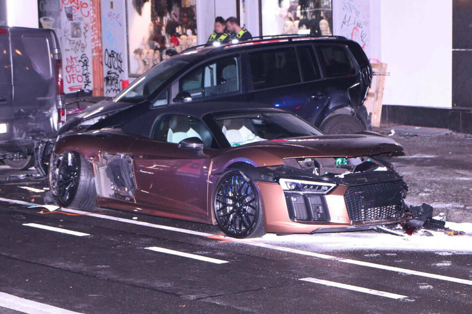 Am vergangenen Freitag hat ein 19-Jähriger auf der Kreuzung von Karl-Marx-Straße und Reuterstraße die Kontrolle über einen geliehenen Sportwagen verloren.