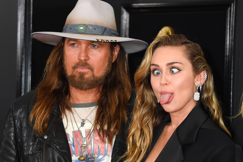 Miley Cyrus (r.) and her father Billy Ray Cyrus haven't spoken for what seems like ages.