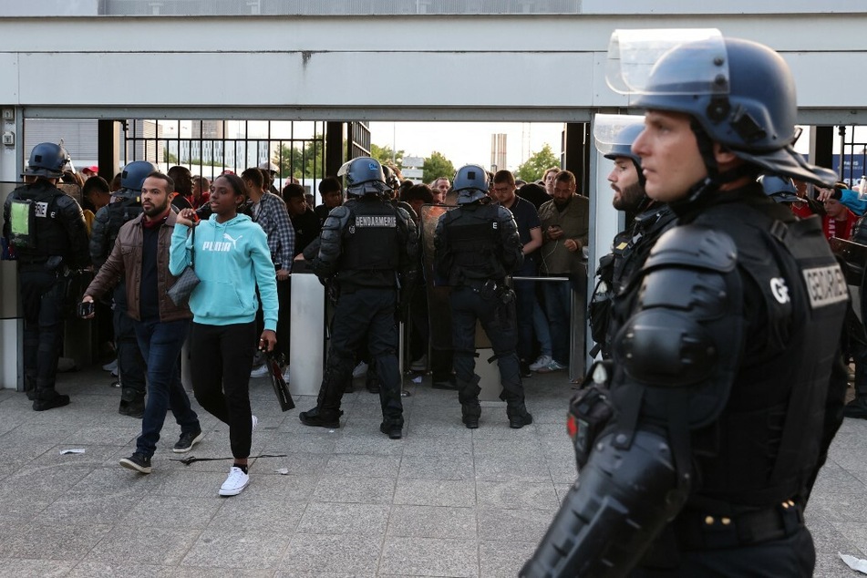 Polizisten bewachen das Stade de France am Tag des Champions-League-Endspiels. Der Anpfiff verzögerte sich um rund 35 Minuten.