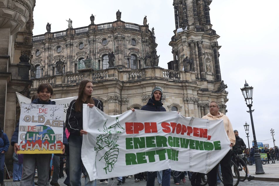 Der Demozug startete und endete auf dem Dresdner Schloßplatz.