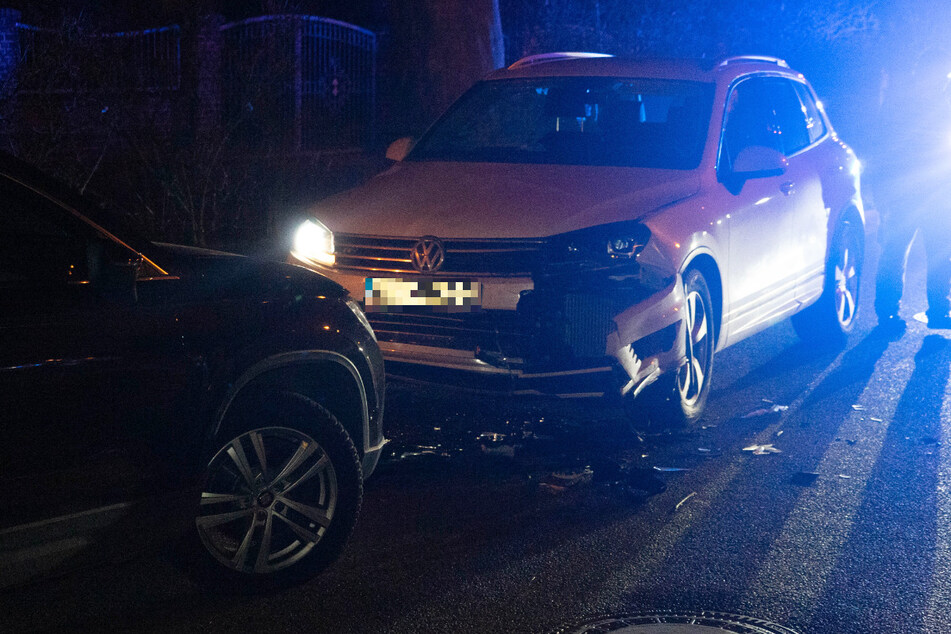 Die Frau war mit ihrem Seat mit einem entgegenkommenden VW eines 57-Jährigen kollidiert. Beide Fahrer wurden leicht verletzt.
