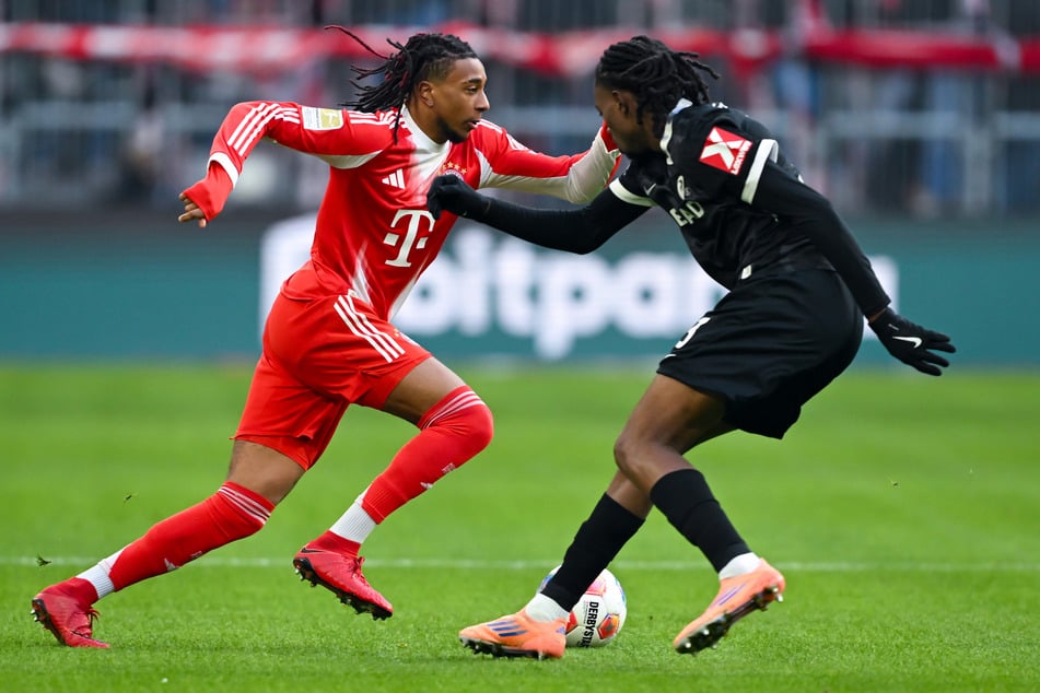 Erzielt kurz vor der Pause den 2:2-Ausgleichstreffer: Bayerns Michael Olise (23, l.).