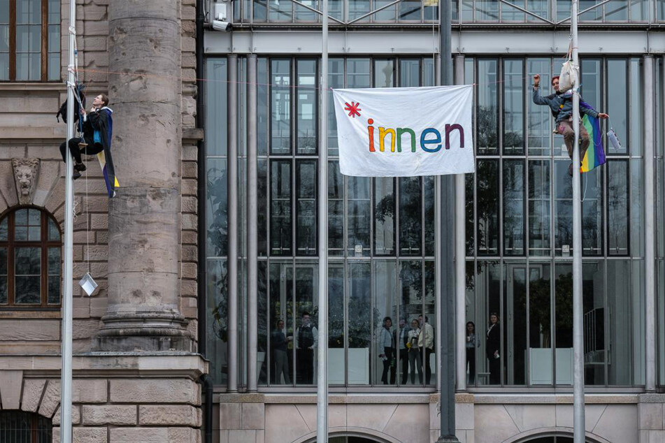 An der Staatskanzlei hissten zwei Schülerinnen ein Banner und harrten dann an den Fahnenmasten aus.
