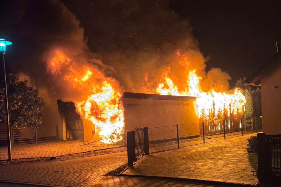 Die Doppelgarage geriet in Vollbrand. Ein Auto wurde vollständig zerstört.