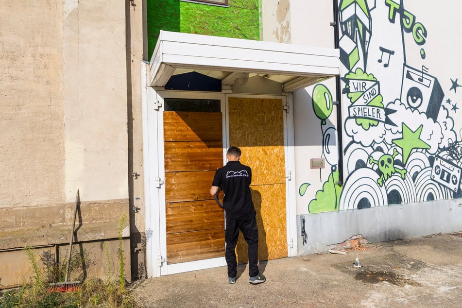 Ein Sicherheitsdienst kontrolliert regelmäßig den Zustand der Schlösser.