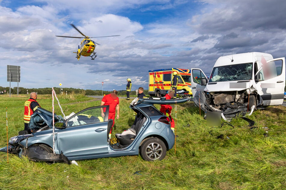 Beide Fahrzeuge wurden bei dem Unfall deutlich beschädigt.