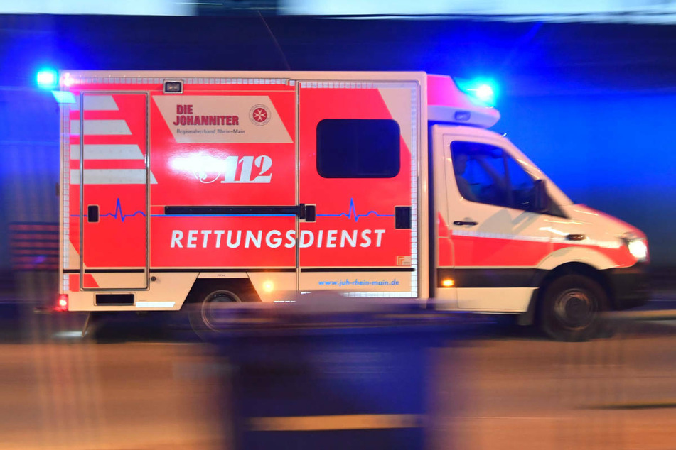 Auto gerät außer Kontrolle und kippt um: Zwei Verletzte in Kreuzberg