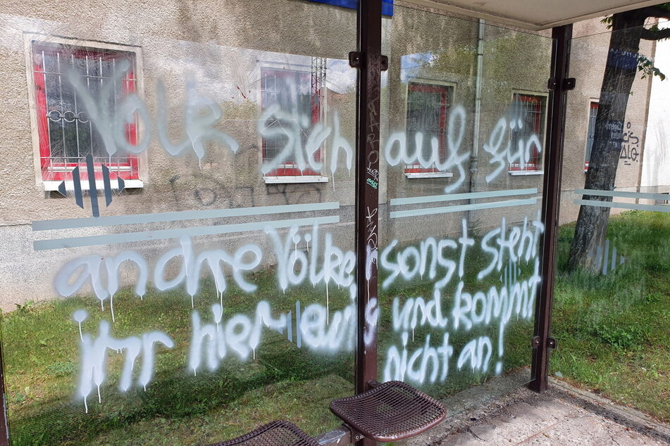In der Nacht zu Sonntag wurde an zwei Haltestellen in Chemnitz Graffiti gesprüht.