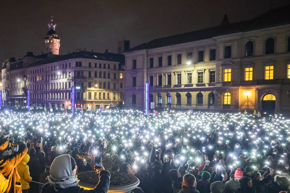 Zahlreiche Teilnehmer folgten am Montag, dem 15. Januar, einem Aufruf des Leipziger Bündnisses „Leipzig nimmt Platz“.