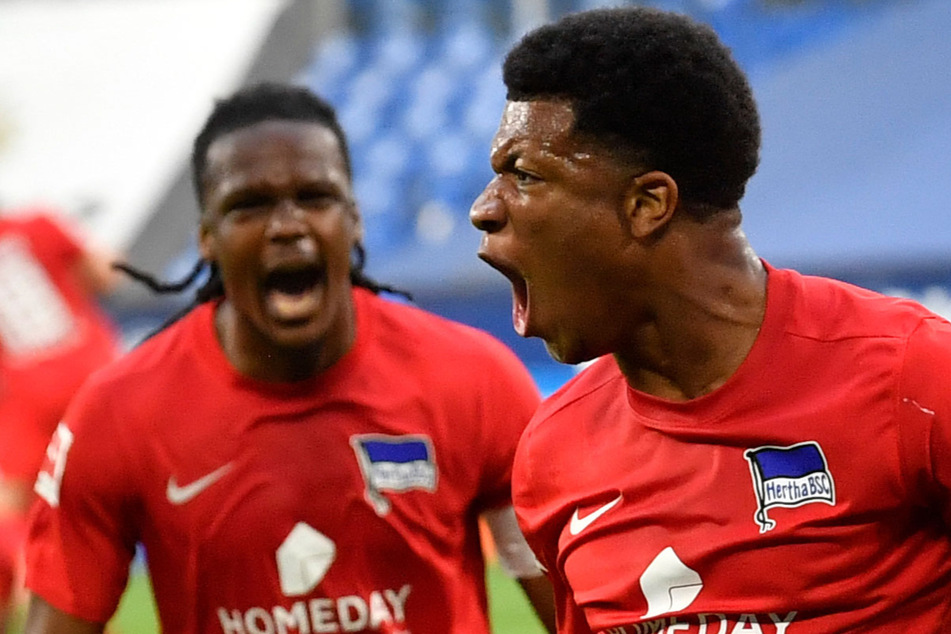 Hertha Joker Jessic Ngankam (r.) bejubelt mit Dedryck Boyata seinen entscheidenden Siegtreffer.