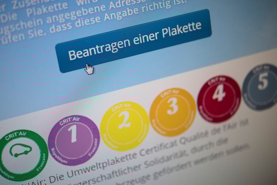 Autofahrer, die mit dem eigenen Wagen in Europa unterwegs sind, sollten sich unbedingt vor ihrer Reise über die richtige Plakette informieren.