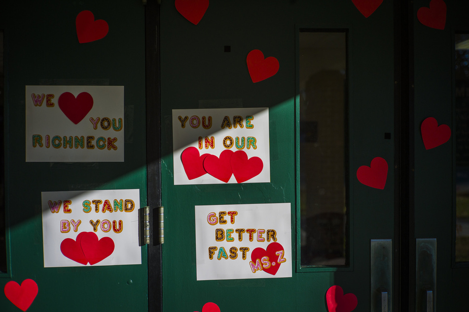 Trauerbekundungen für Abby Zwerner zieren die Eingangstür der Richneck Elementary School in Newport News. Eltern und Lehrer senden ihre Unterstützung an die Lehrerin.